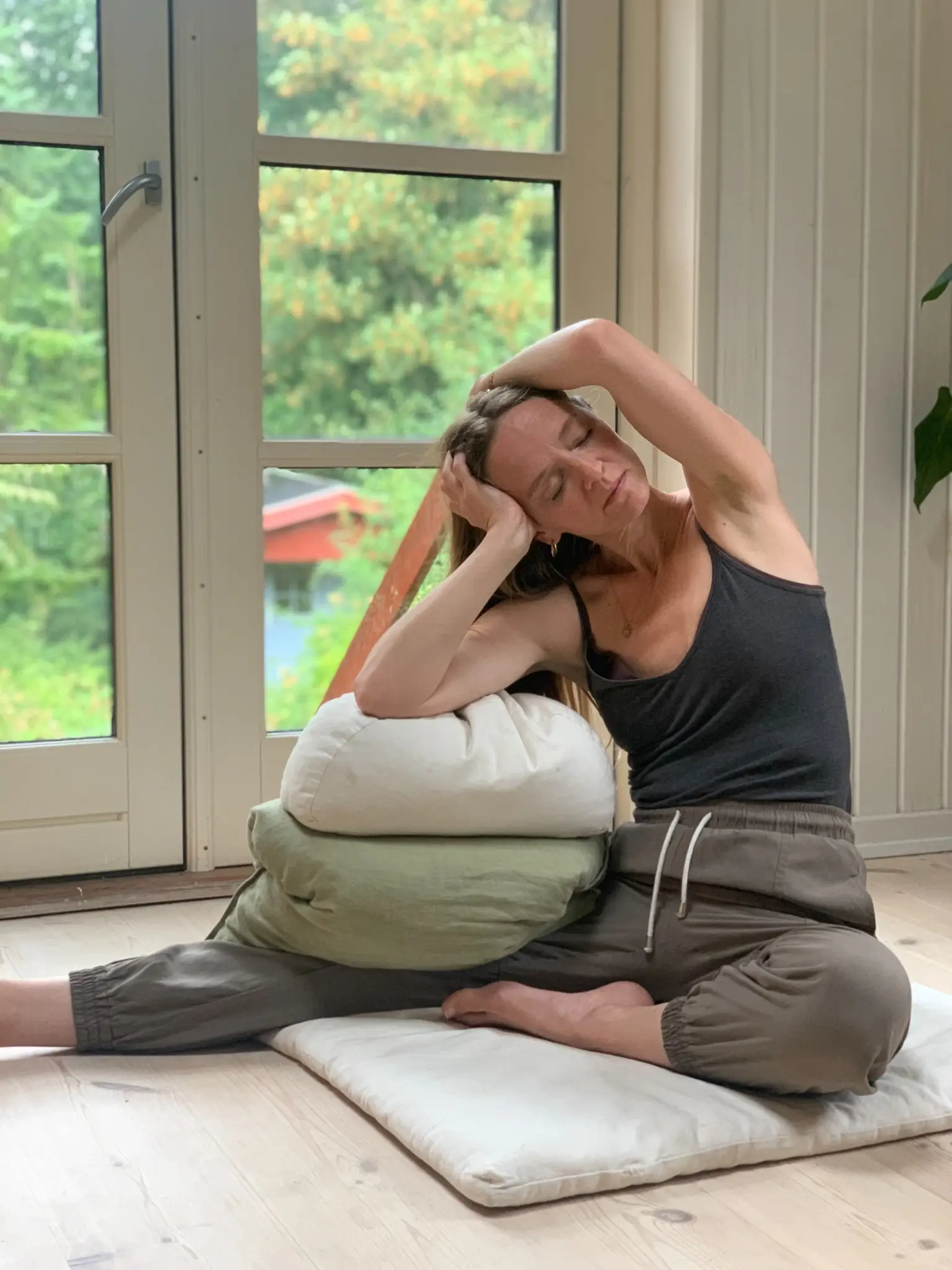 Anne Kerstine i en rolig yin yoga-stilling